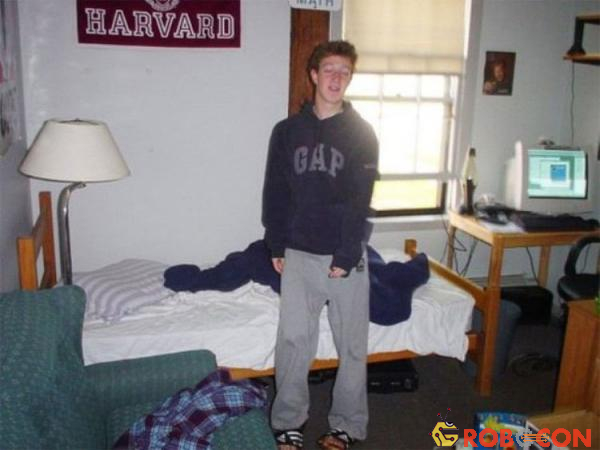 Một thời gian ngắn sau khi được nhận vào Đại học Harvard vào năm 2002, Mark nhanh chóng được biết đến như một lập trình viên tài năng. 